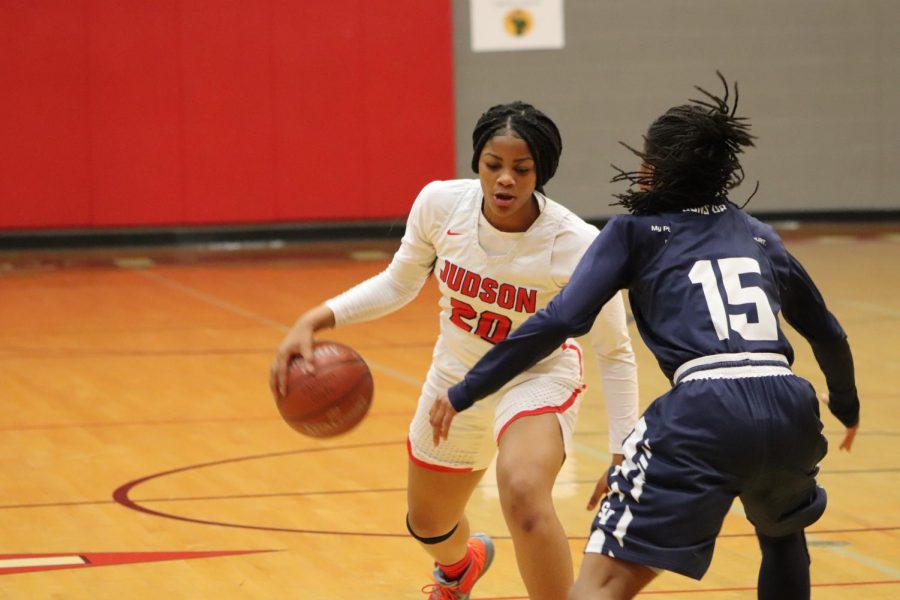 Junior Kierra Sanderlin plays offensive against Smithson Valley. The team ended up winning the game, 63-48, clinching the district championship.