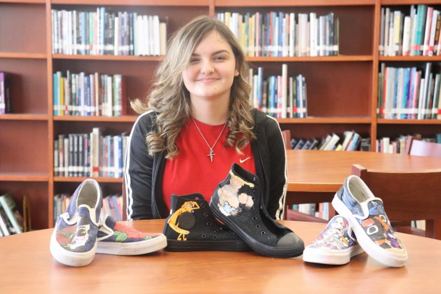 Sophomore+Emily+Clymer+has+her+own+business+in+designing+shoes.+She+buys+blank+shoes+and+designs+them+in+ways+that+her+clients+want.