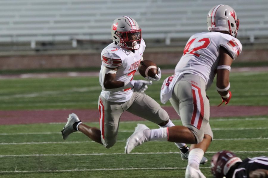 Sophomore Nathaniel Stanley runs the ball downfield. The Rockets ended up losing the game, 28-14.