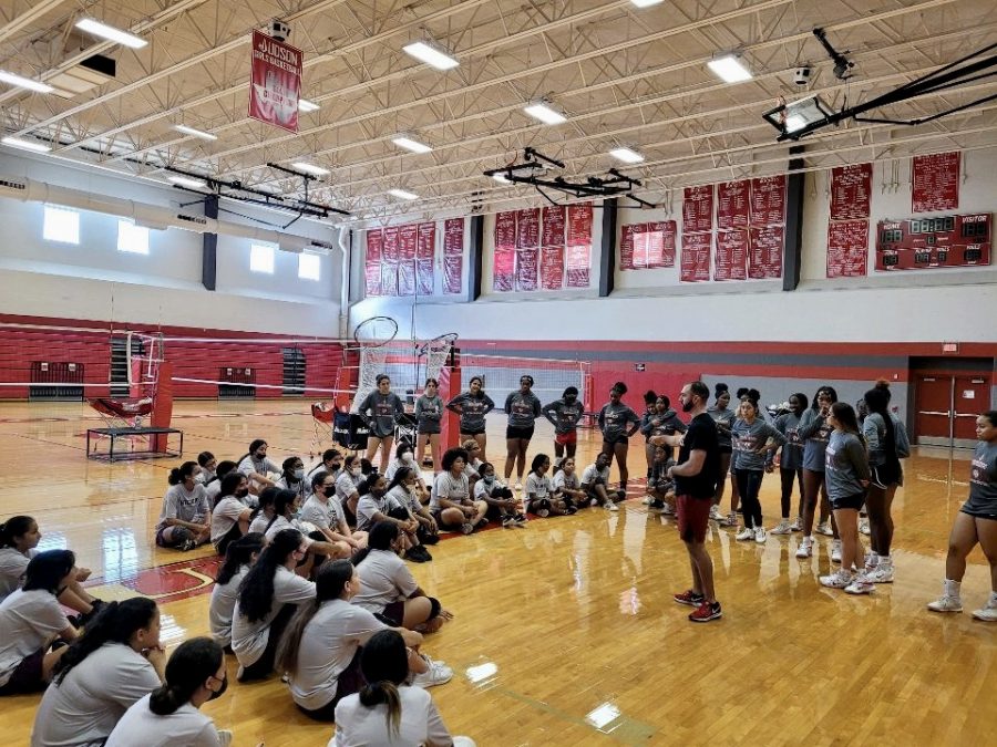 Coach+Andrew+Fields+talks+to+both+varsity+volleyball+players+and+Woodlake+Middle+School+players.+The+goal+of+the+clinic+is+to+create+a+pipeline+and+prepare+middle+school+athletes+for+high+school+sports.