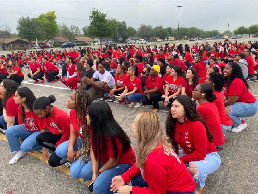 Seniors crouch during the 2022 Senior Panoramic on Tuesday, April 12 in the band parking lot.